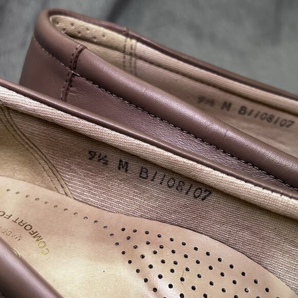 SAS Easier Loafers Clogs Shoes Womens Size 9.5 M Beige Leather Slip On Comfort - Picture 7 of 16